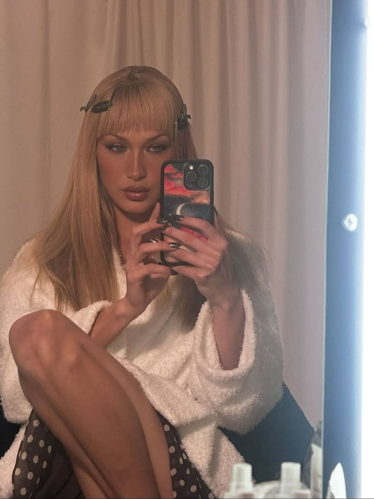 Bella Hadid detrás de escenas con su 'Glam Team'.
