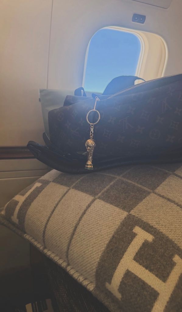 'Gio' compartió una fotografía de su estiloso bolso Lois Vuitton con un llavero del Mundial, en forma del trofeo.