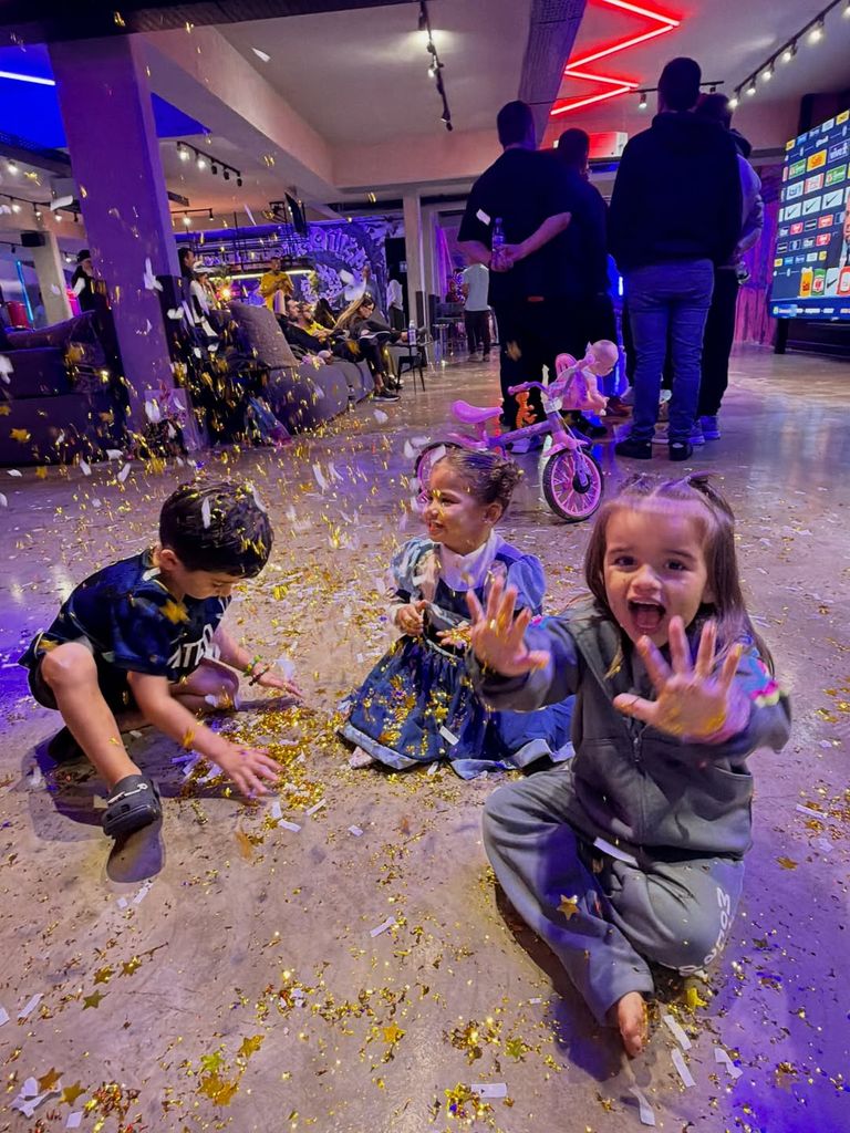 Mavie con otros pequeñines en la celebración por la convocarotoria de Neymar.