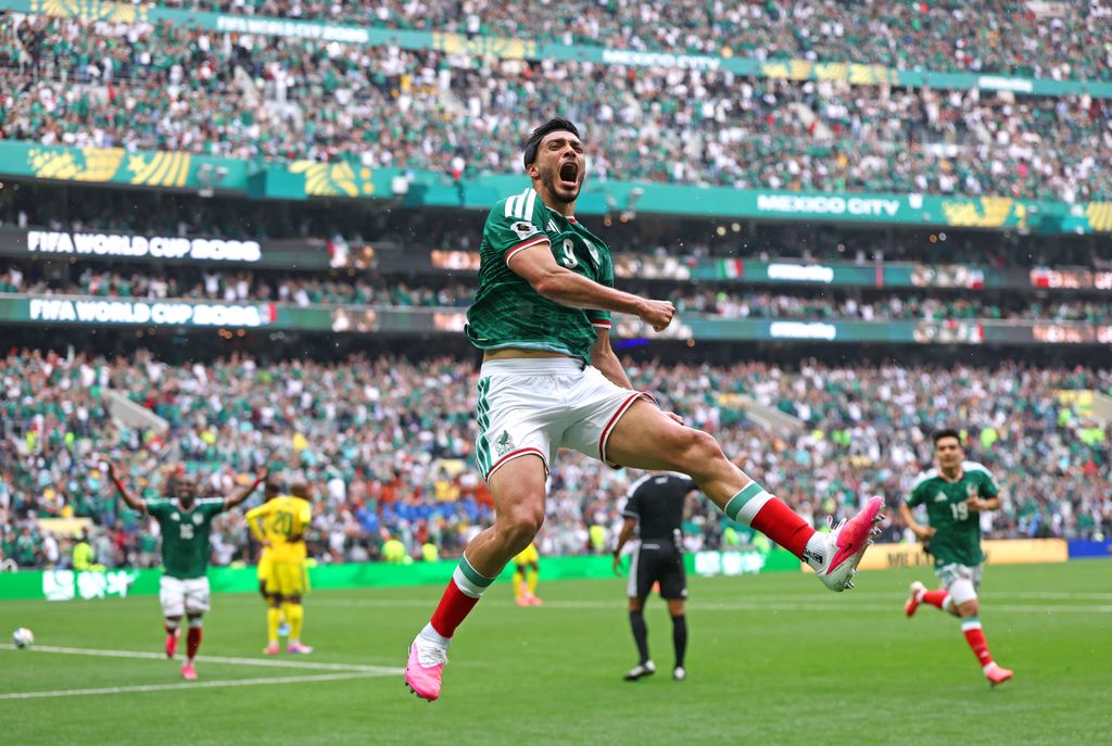 Raúl celebró emocionado su anotación que cerró el marcador 2-0.
