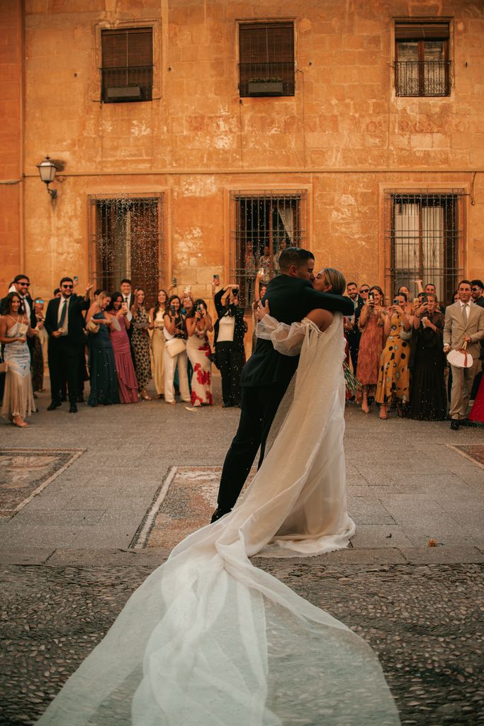 Salida de los novios de la iglesia en su boda