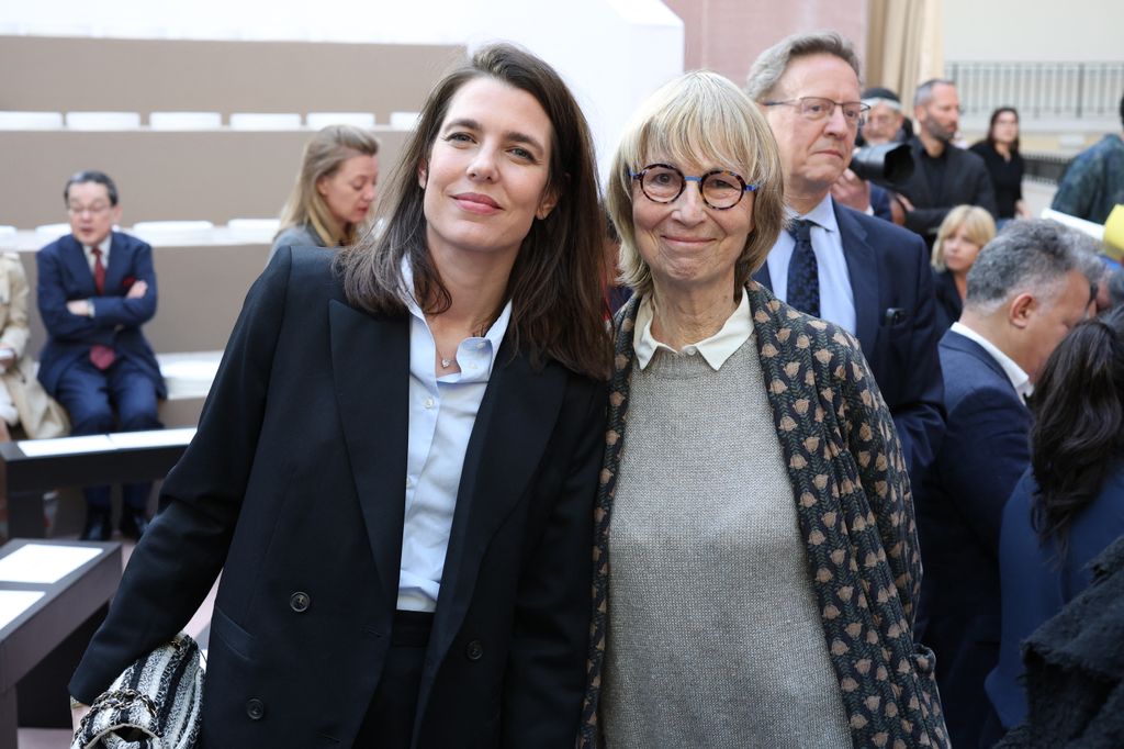 Carlota Casiraghi y Françoise Nyssen durante la Feria dle Libro de París en abril de 2025