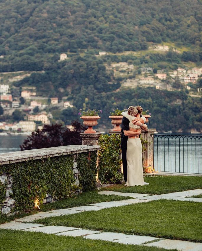 Logan Paul y la modelo Nina Agdal se comprometen en el lago Como
