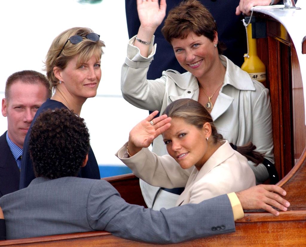 Marta Luisa de Noruega, Victoria de Suecia y Sophie, duquesa de Edimburgo, en el paseo en barco previo a la boda de Haakon de Noruega 