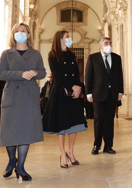 Reina Letizia con abrigo negro