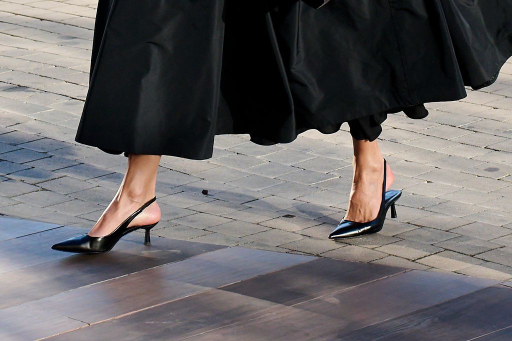 Letizia lleva zapatillas tipo "slingback" para completar su conjunto.