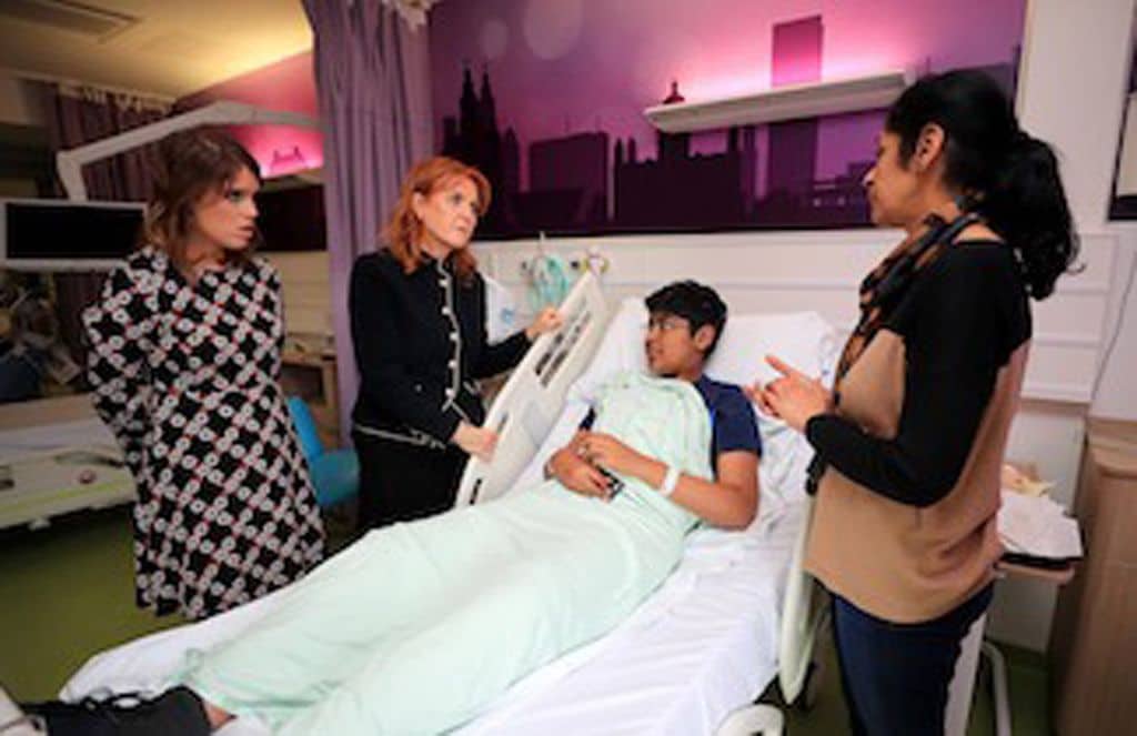 Sarah Ferguson y Eugenia de York, en un hospital