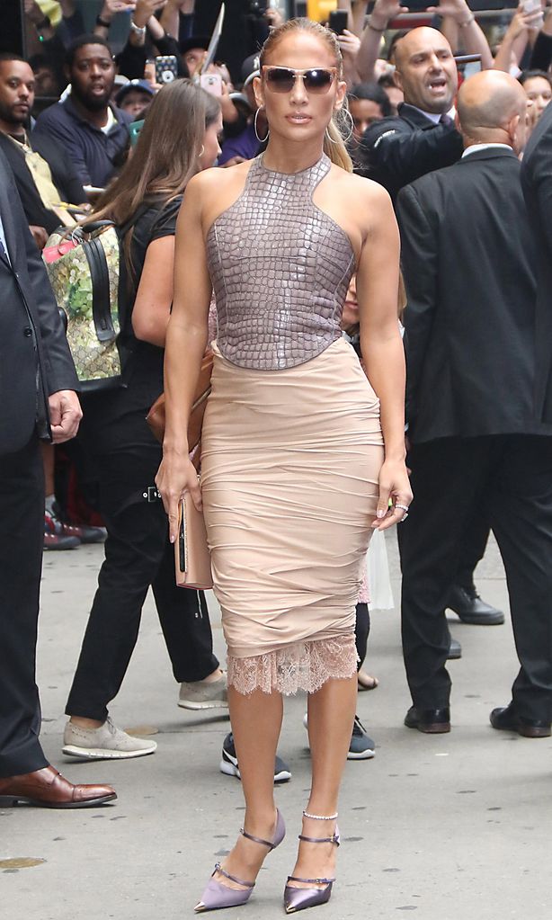 jennifer lopez con look monocrom tico en rosa empolvado