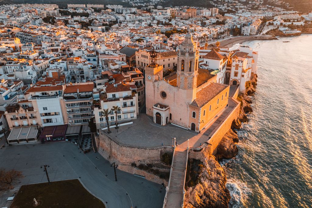 Sitges es una ciudad costera de Cataluña, al suroeste de Barcelona