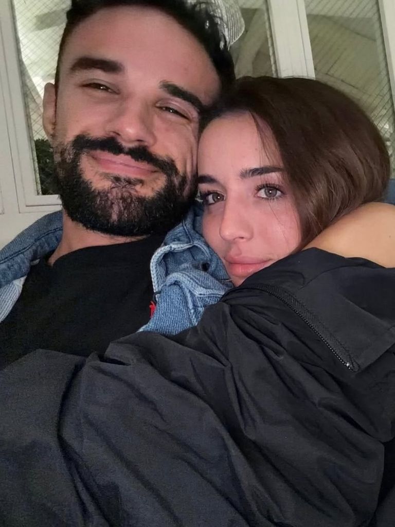 Lola Índigo con IlloJuan fotografía juntos en su resumen de 2025
