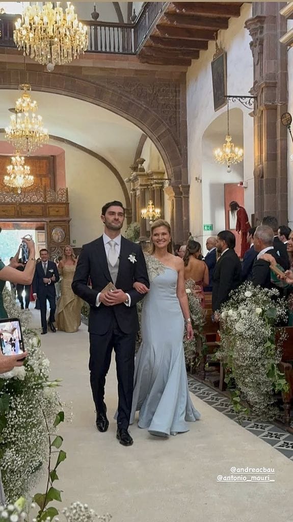 Antonio Mauri entro a la iglesia del brazo de su mamá, Carla Alemán Magnani