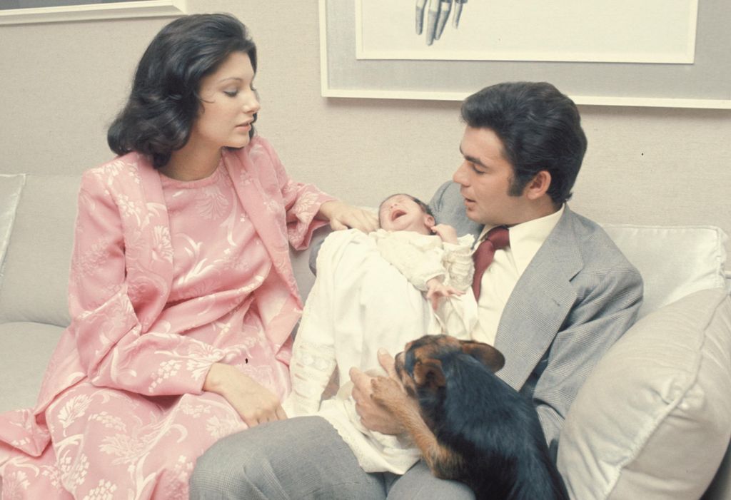 El torero Francisco Rivera y Carmen Ordóñez posan con su primer hijo, Fran Rivera, en la habitación infantil de su casa en Madrid