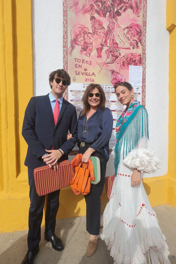 Nuria Gonzalez, muy orgullosa con sus dos hijos Alma e Iván, a las puertas de la Real Maestranza
