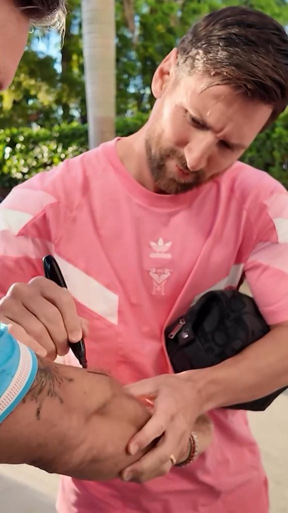Lionel Messi le firmó la parte interna del brazo a Julián Gil, un autógrafo que el actor convirtió en tatuaje
