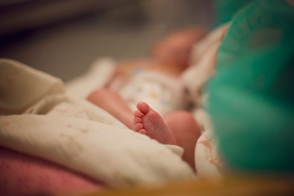 Bebé solo en un hospital