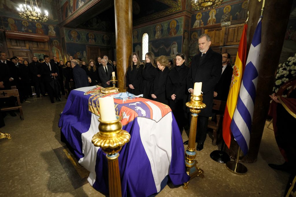 El rey Felipe, la reina Letizia, doña Sofía, la princesa Leonor y la infanta Sofia delante del féretro, cubierto con el estandarte de la Familia Real helena 