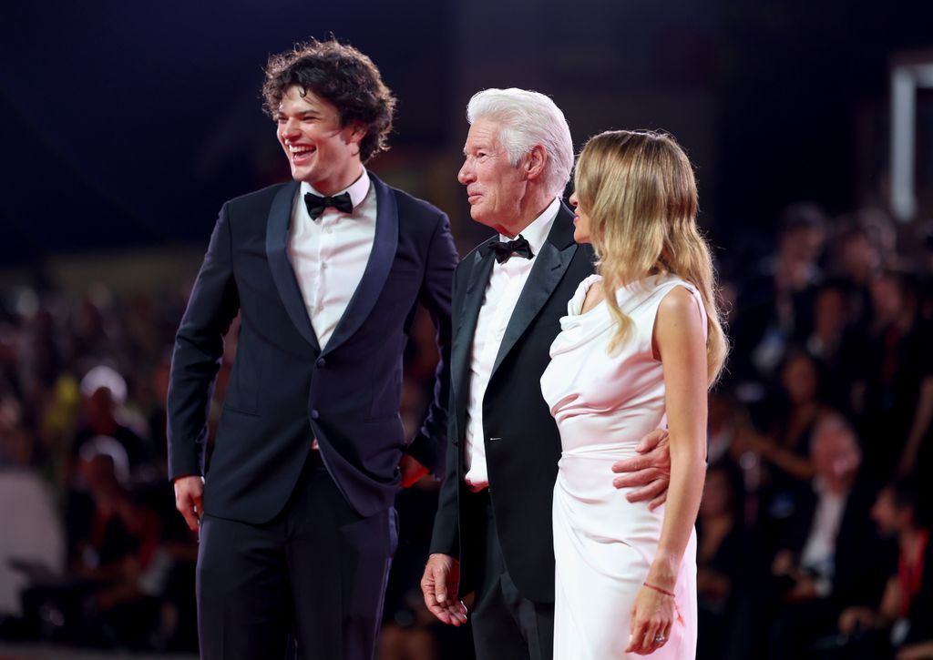 Richard Gere y Alejandra Silva en la alfombra roja de la 81 edición del Festival de Cine de Venecia, Italia. 1 de septiembre de 2024