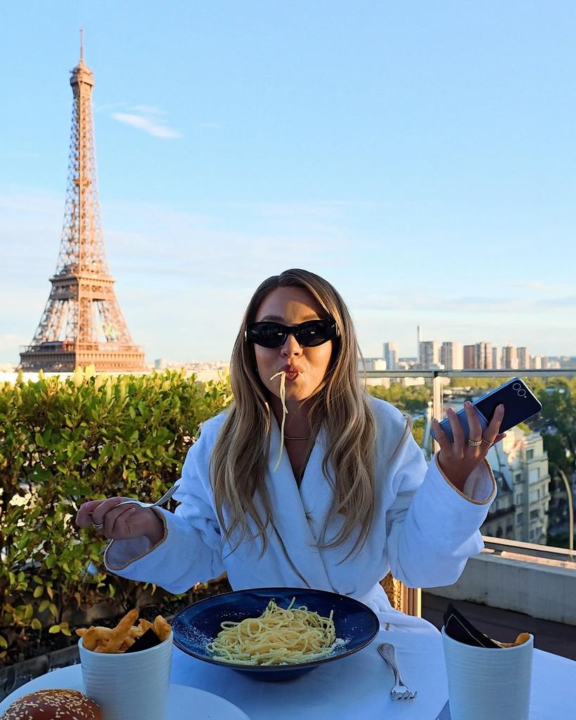 Sydney Sweeney comiendo pasta