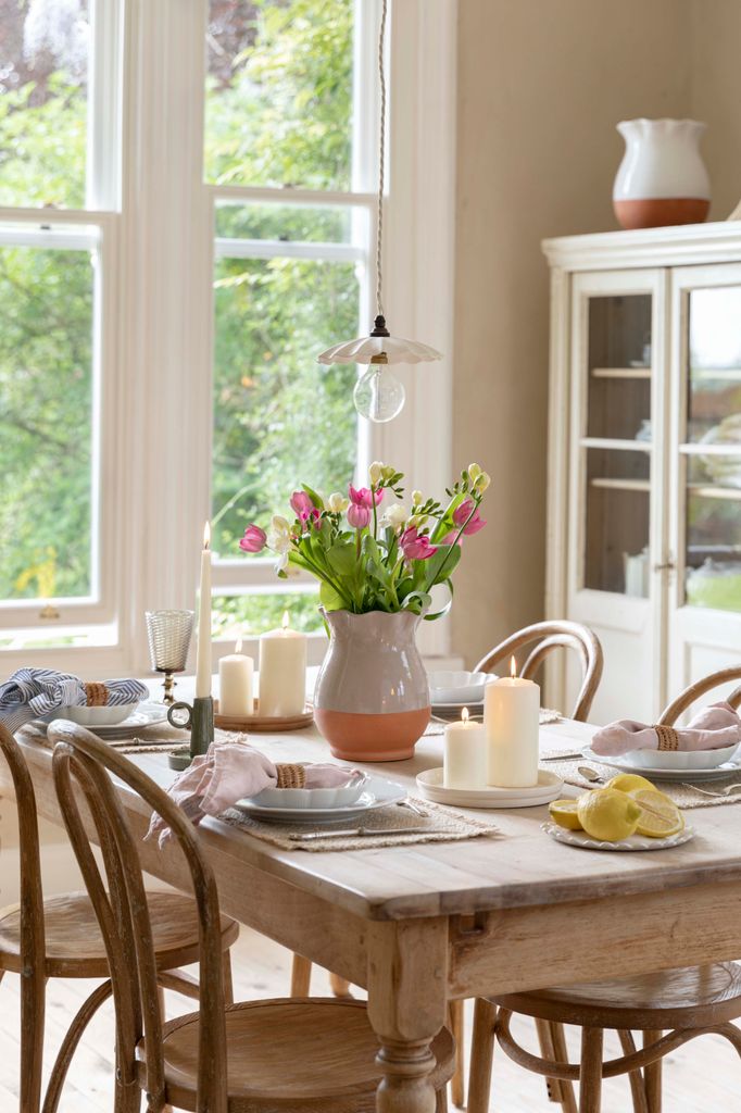 Mesa de comedor con jarrón con flores