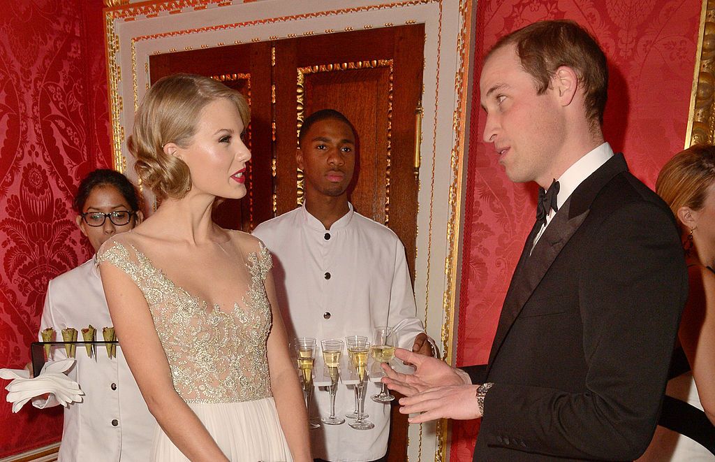 El príncipe Guillermo y la cantante Taylor Swift en el Palacio de Kensington  en 2013