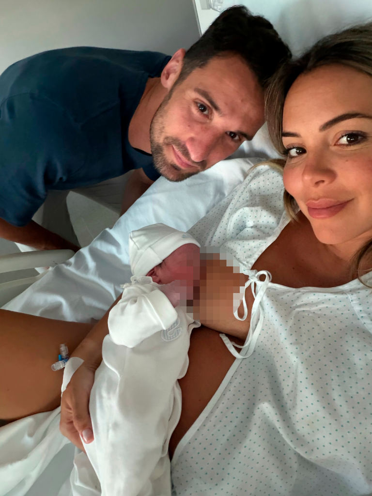 La creadora de contenido y el futbolista con el menor de sus hijos, que acaba de nacer
