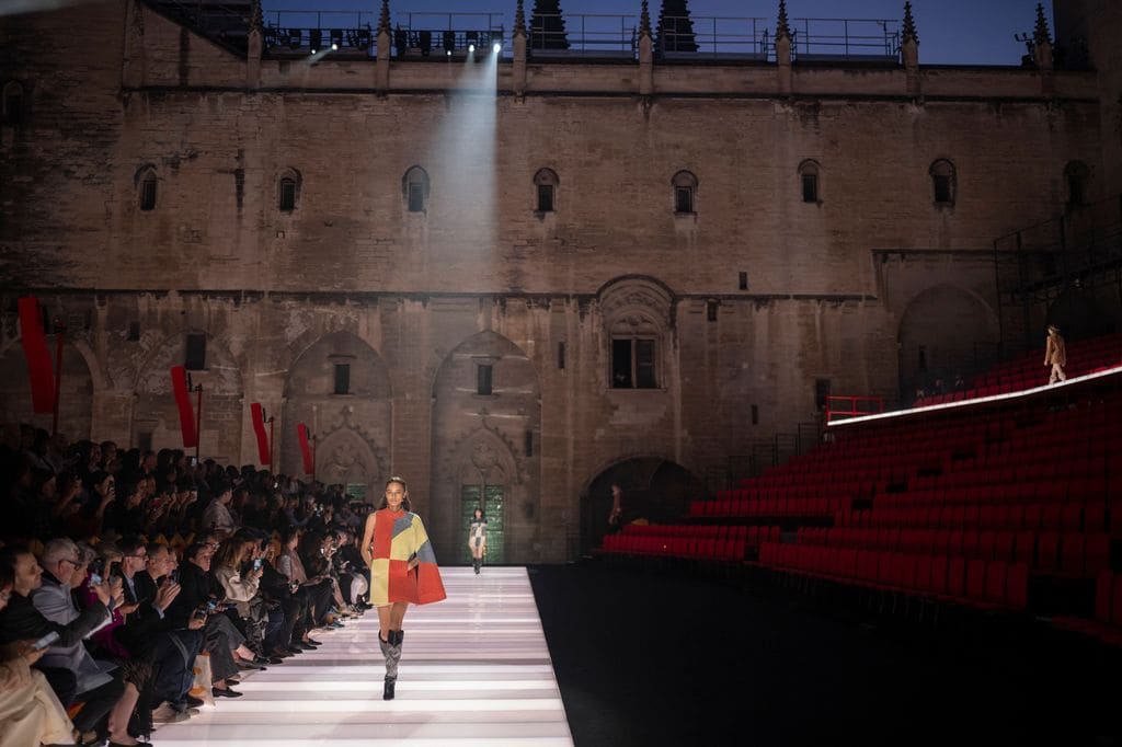 Louis Vuitton deslumbra en el Palacio de los Papas de Aviñón con su colección Crucero 2026
