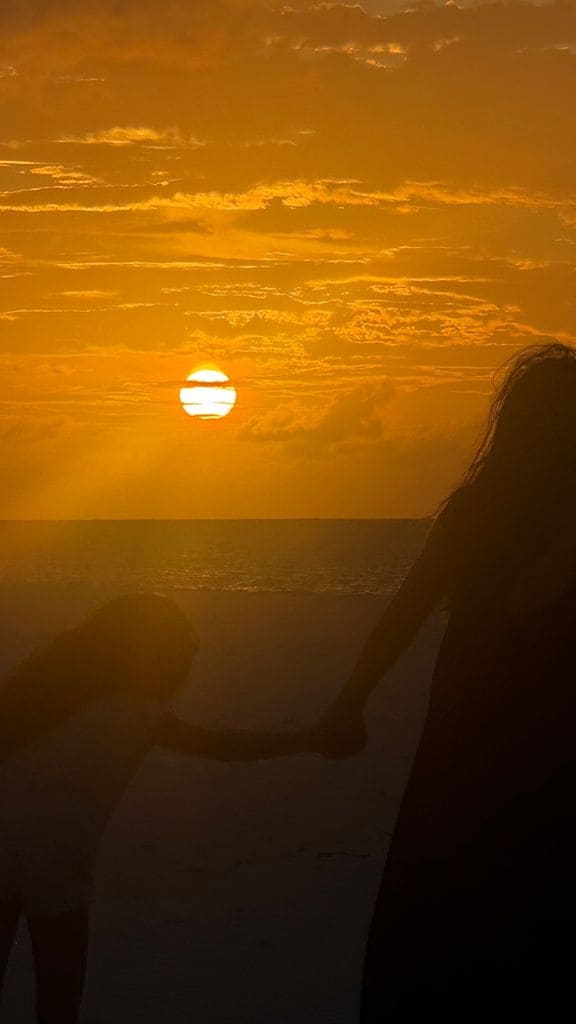 Zuria Vega y su hija Lúa disfrutando de la puesta de sol en el Caribe.