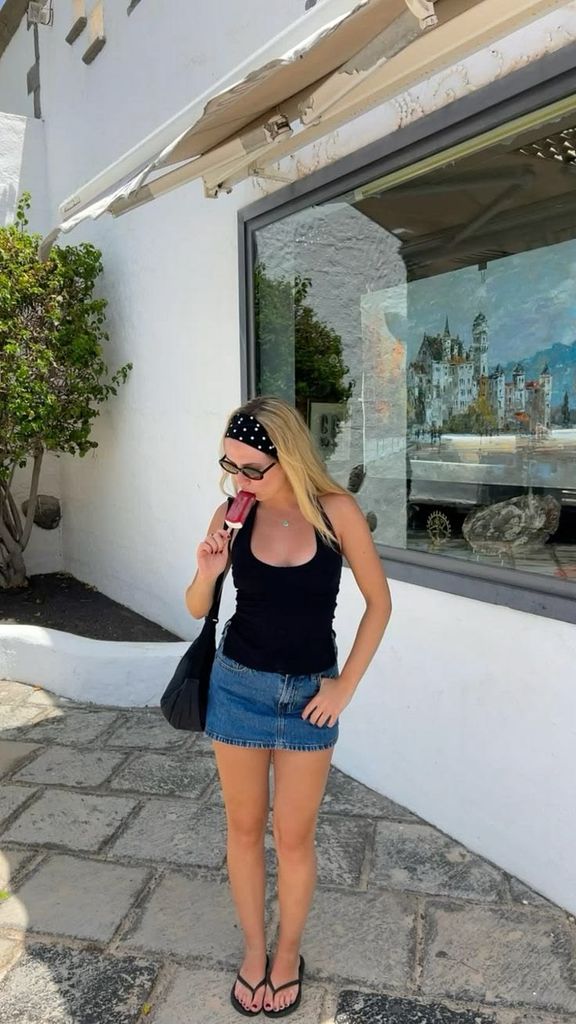 Una única minifalda vaquera de Zara y tres looks que te salvarán el verano