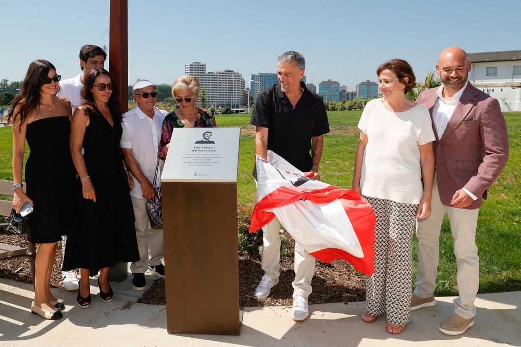 Luis Enrique arropado por sus padres, mujer e hijos en uno de los actos homenaje más emotivos de su vida en Gijón