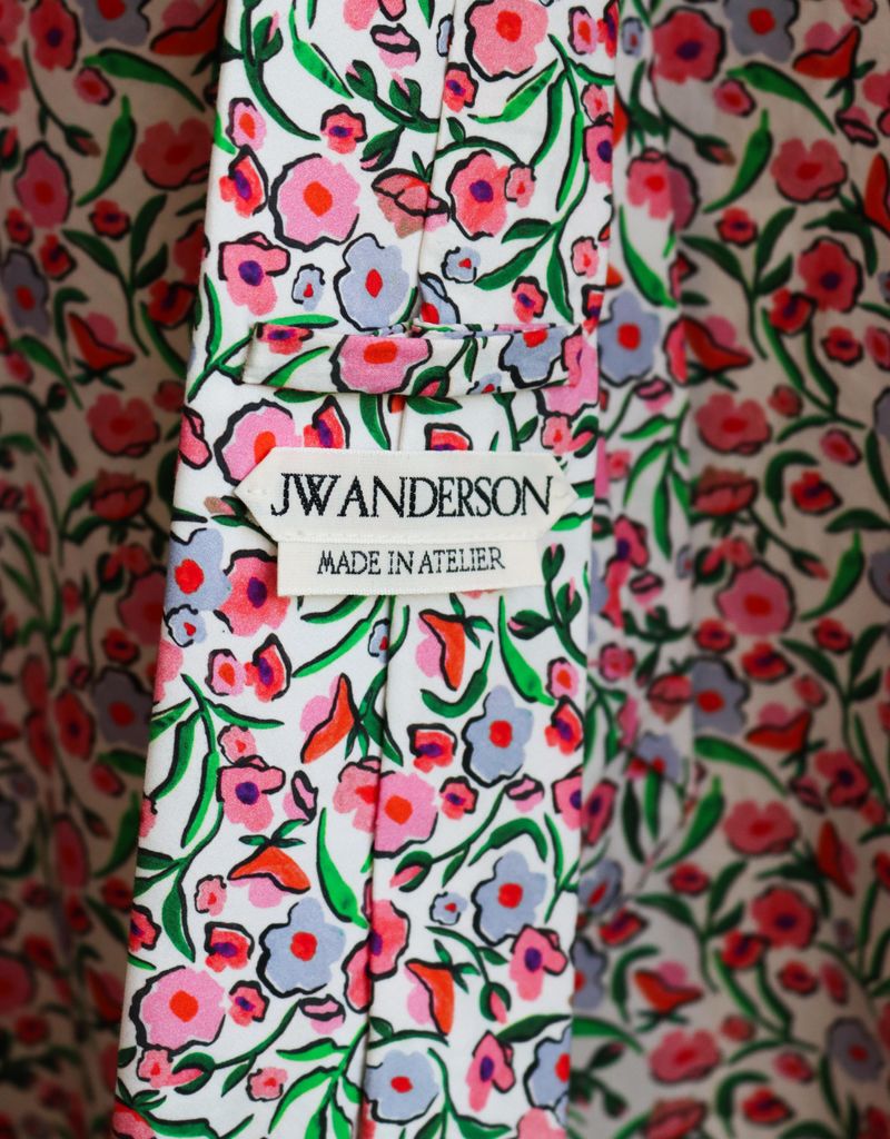 Camisa y corbata con estampado floral.