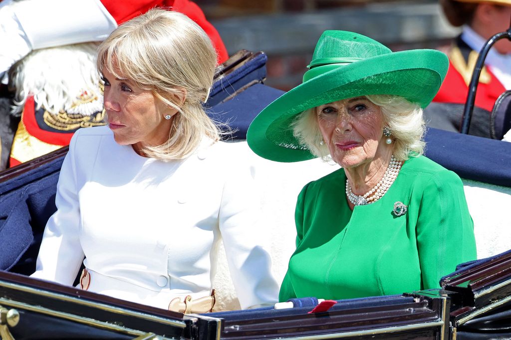 Brigitte Macron, junto a la reina Camilla en la visita de Estado. 