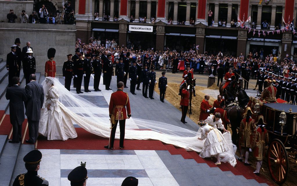 Plano general de Diana de Gales llegando a la Iglesia para la celebración de su boda