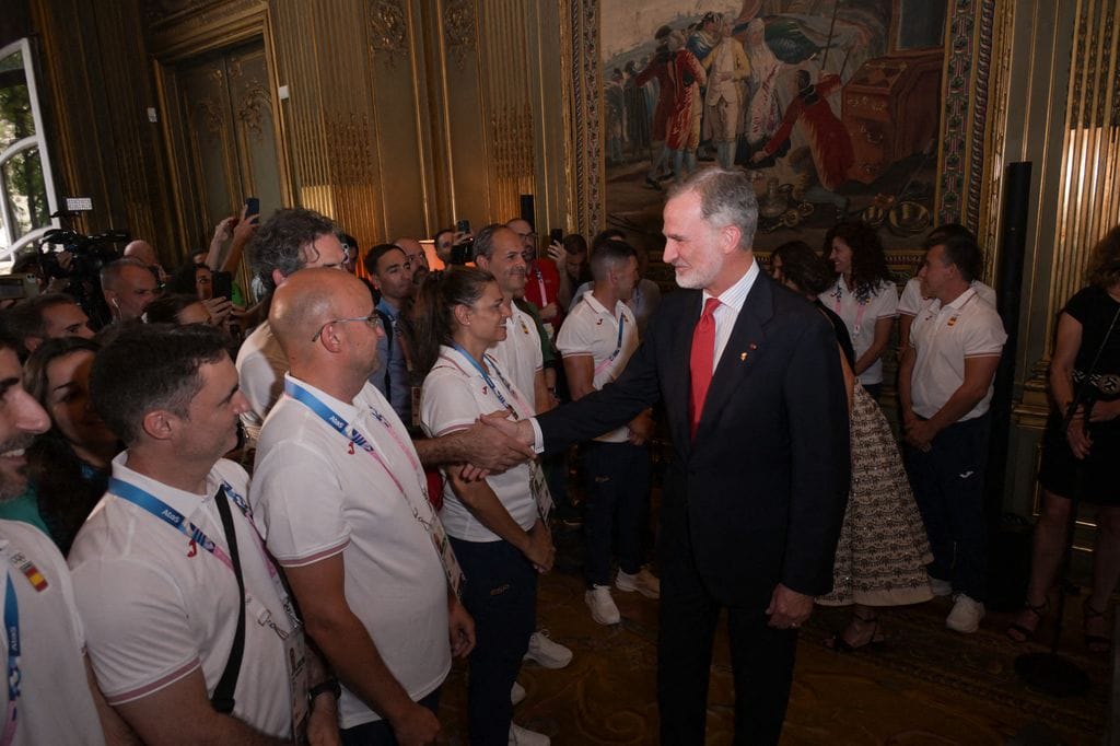 Don Felipe estrecha la mano a los miembros del equipo olímpico español