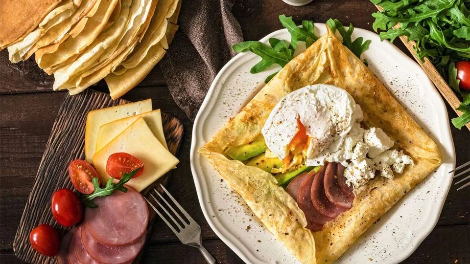 'Galette' de pastrami, aguacate, queso y huevo poché