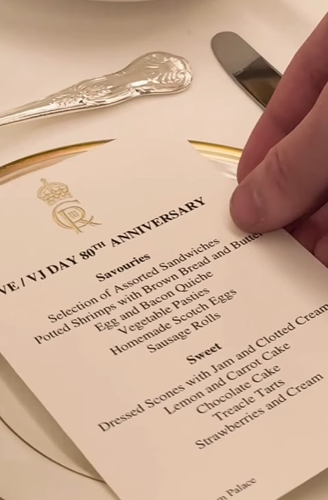 Preparativos para la fiesta del té en honor a veteranos de guerra organizada por la Casa Real Británica