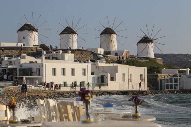 MYKONOS: No hay otra isla con aire más cosmopolita que Mykonos, es la más pequeña del grupo de las Cícladas, pero la más popular. Entre sus principales atractivos: playas como Paradise Beach, molinos de viento, casitas blancas, una animada vida nocturna y, sobre todo, su famoso barrio conocido como la Pequeña Venecia, repleto de viejas casas situadas estratégicamente al borde del mar.
