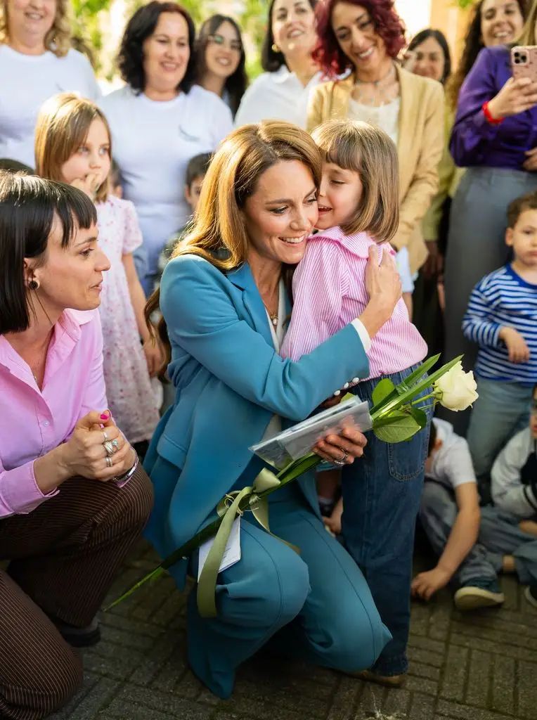 Kate tiene una conexión natural con los niños, al igual que Diana
