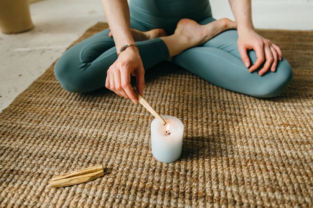 El palo santo te puede ayudar a limpiar energéticamente tu casa antes del eclipse. 