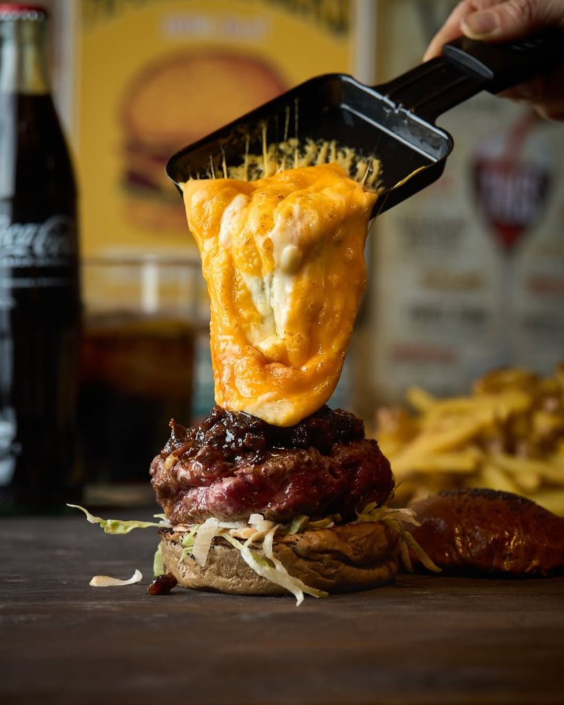 La 'NY cheese' es una de las hamburguesas que más se piden en La Bistroteca.