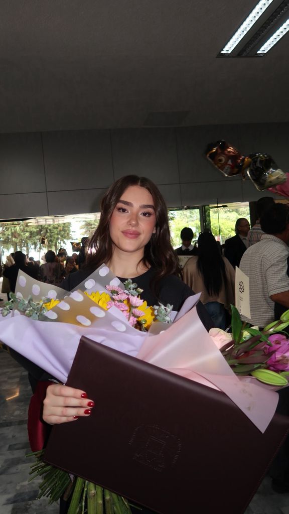 La llenaron de flores por este gran logro académico