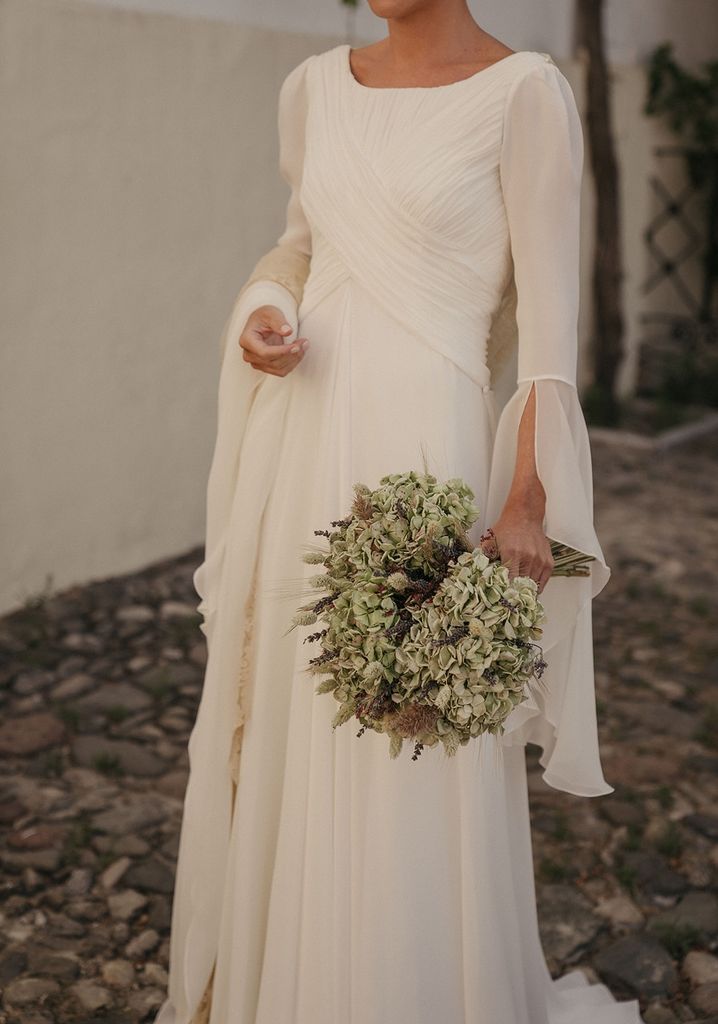 Victoria con vestido drapeado con mangas georgette de Fátima González