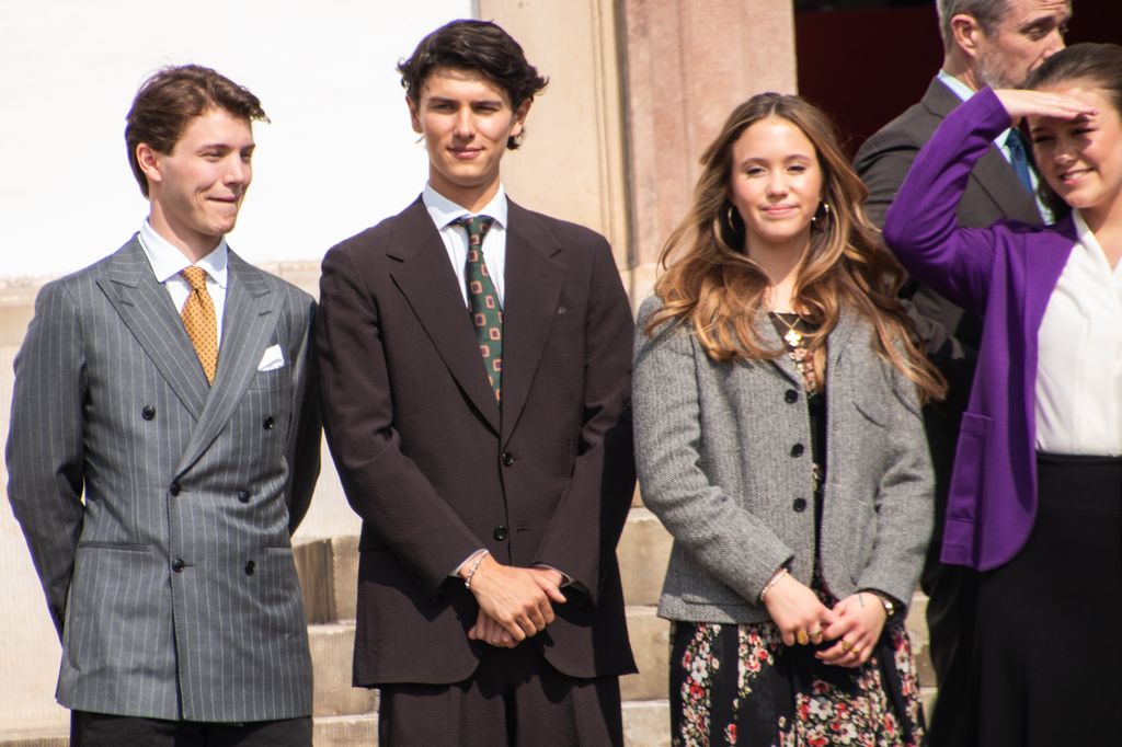 Nicolás y Félix de Dinamarca con sus primas, las princesa Josephine e Isabella (de morado)