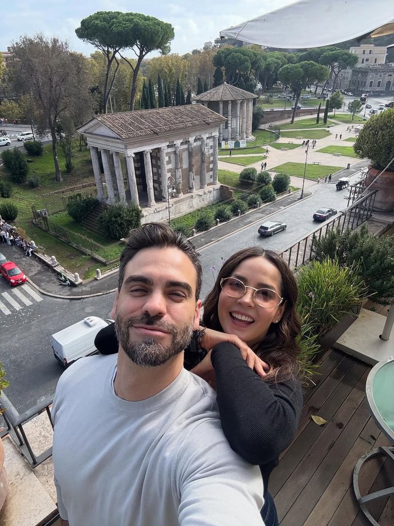 Carmen Villalobos junto a Frederik Oldenburg en Roma