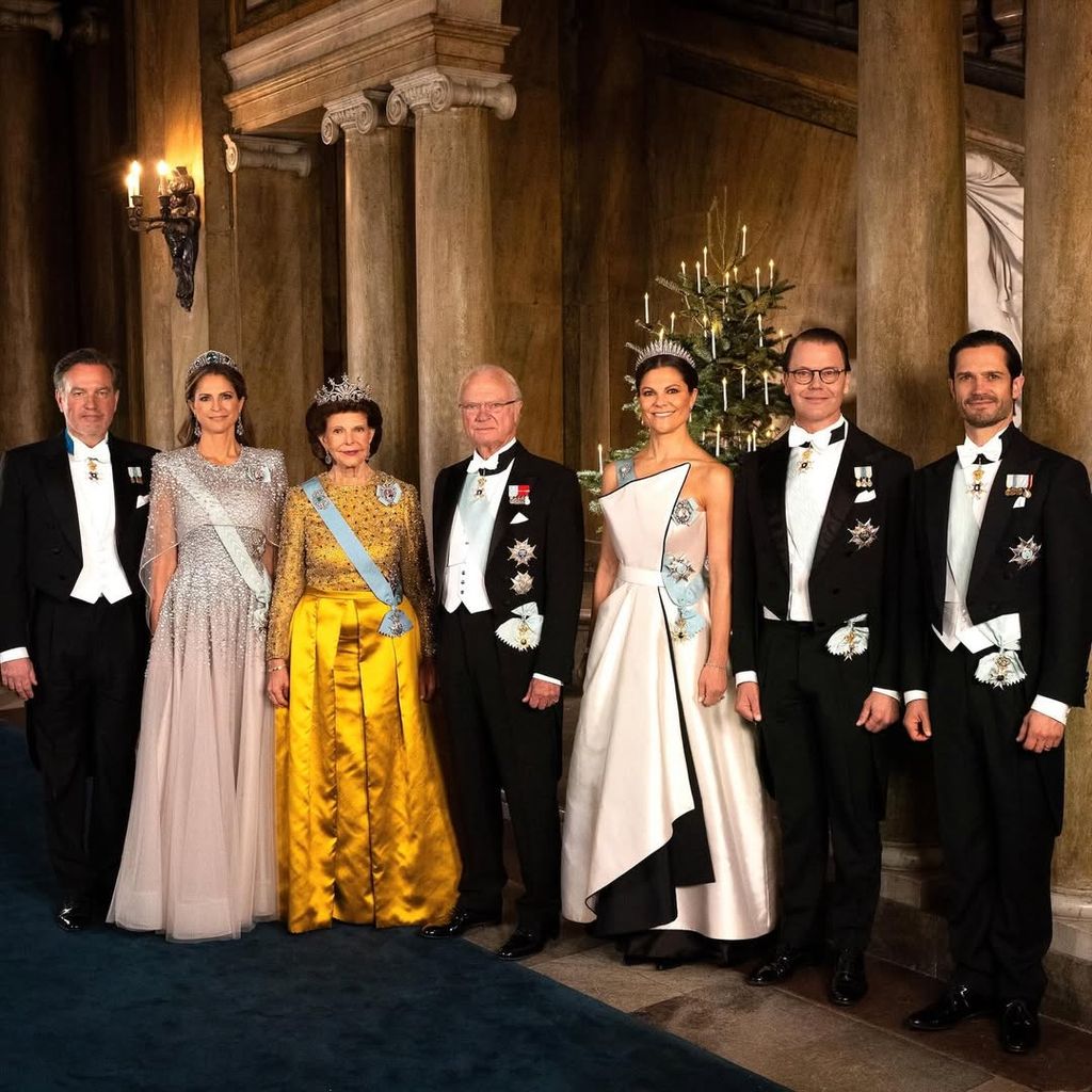 Foto oficial de la familia real sueca antes del banquete de gala con los premiados