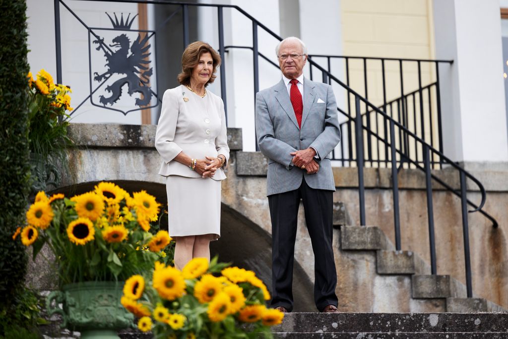 Carlos Gustavo y Silvia de Suecia en el Palacio de Stenhammar Palace, al sureste de Estocolmo, la imagen fue tomada en 2023
