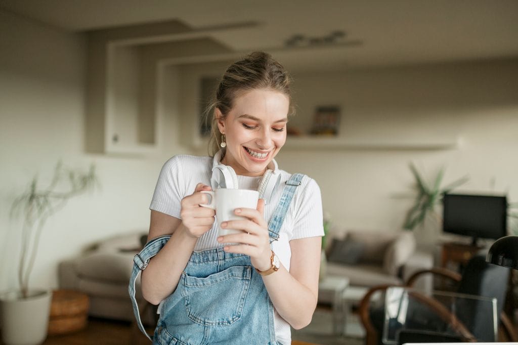 mujer feliz tomando una taza de café