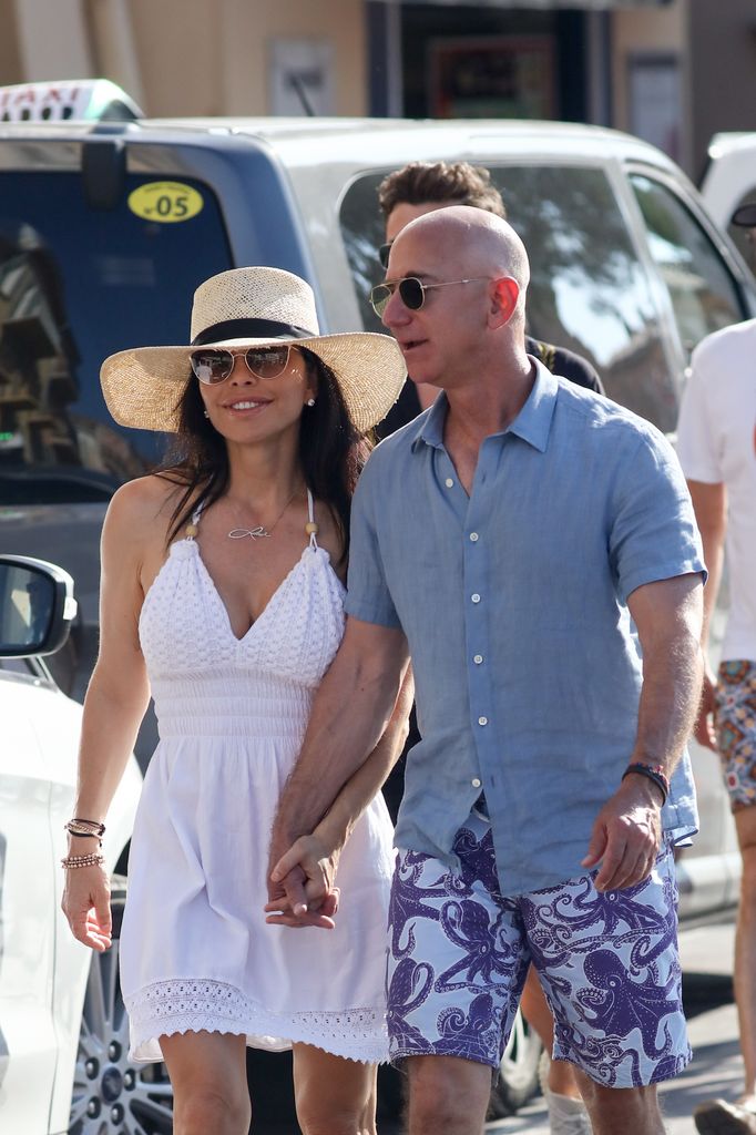 Jeff Bezos y Lauren Sanchez, cogidos de la mano