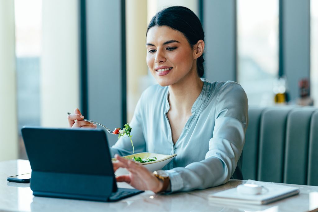 Mujer comiendo sano en la oficina