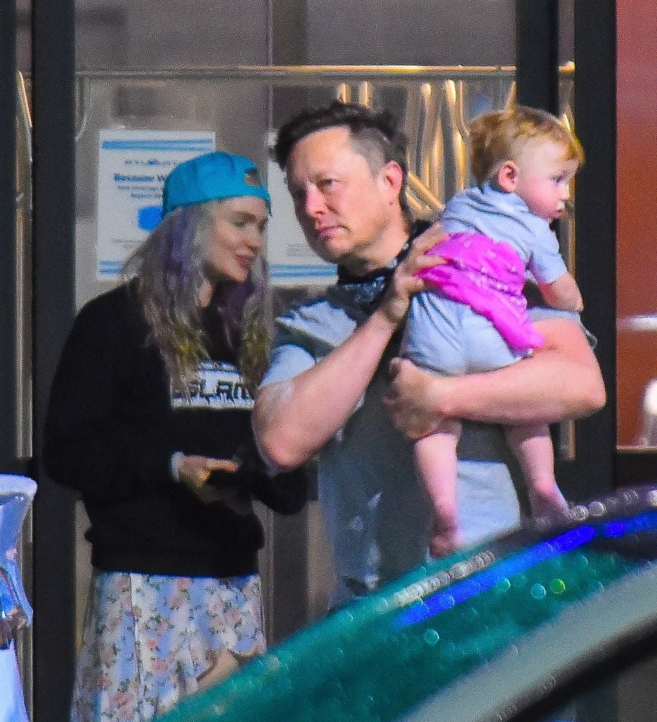 Plano medio de Elon Musk con Grimes y su hijo X