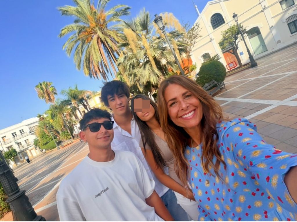 Nuria Roca posa muy sonriente junto a sus tres hijos, Juan, Pau y Olivia, durante sus vacaciones en Sancti Petri